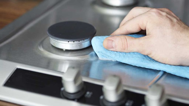 cleaning stove with cloth